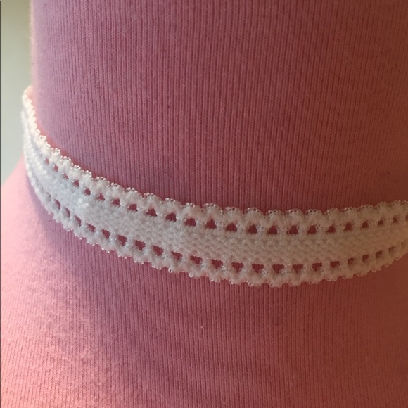 🎀 Lovely Simplistic Lace Victorian Style Choker 🎀 - Picture 2 of 4